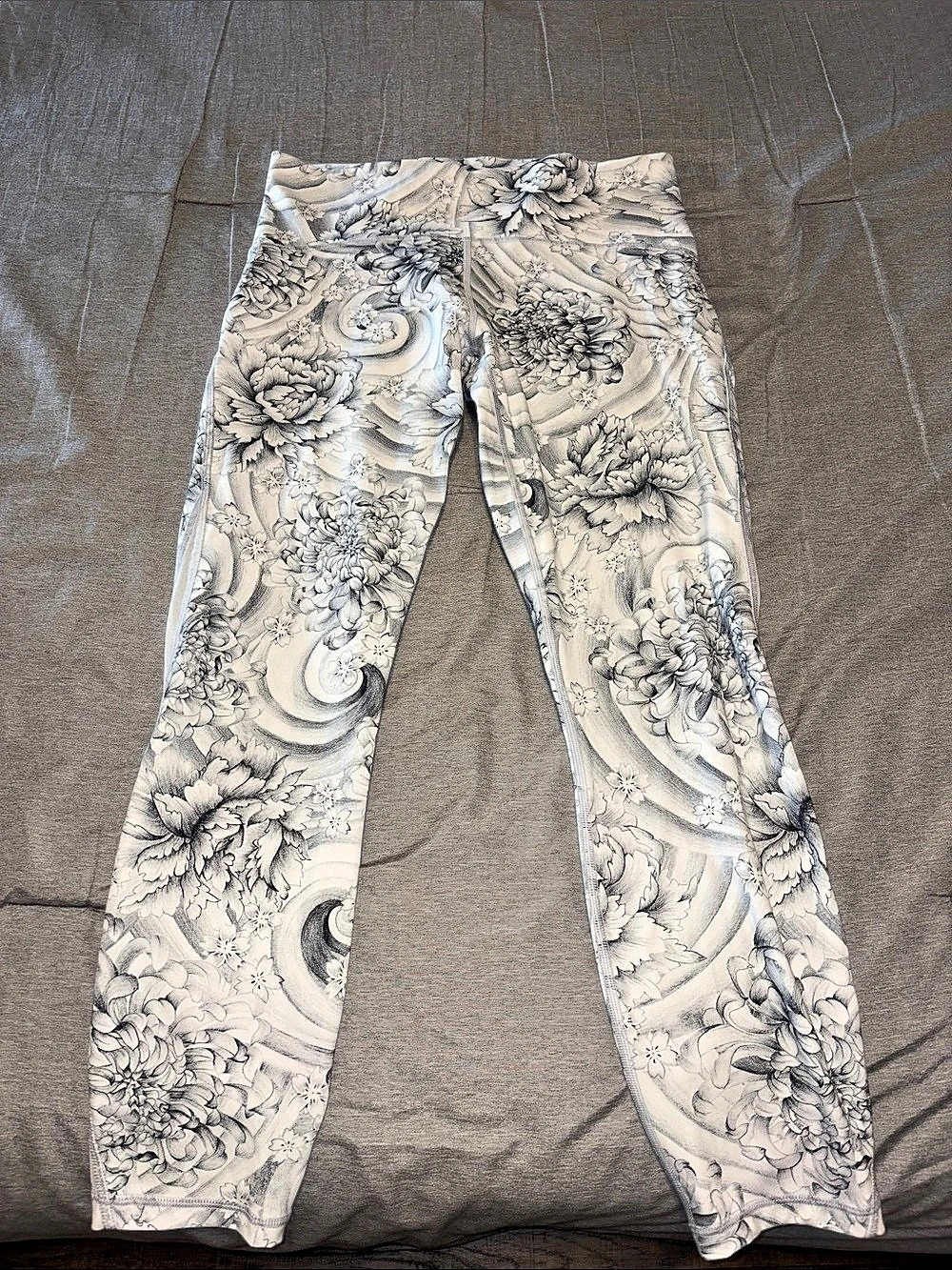 Lululemon Train Times 7/8 Pant Floral White & Gray Size 10 Like New